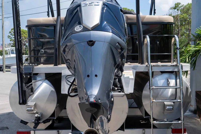 Slide: The Image of 2022 Veranda Relax VR25RC pontoon boat with powerful outboard motor. - 7