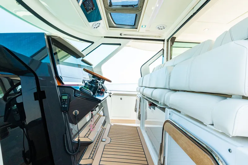 Slide: The Image of Tiara 48 LS 2022 - 30