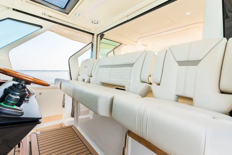 Slide: The Image of Tiara 48 LS 2022 - 31