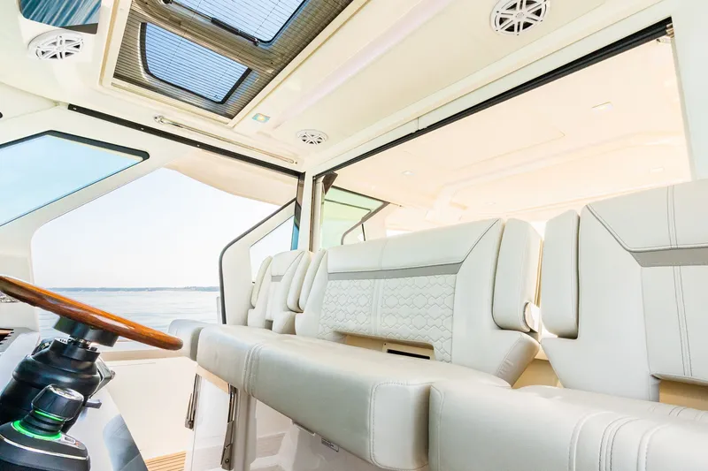 Slide: The Image of Tiara 48 LS 2022 - 32