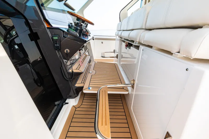 Slide: The Image of Tiara 48 LS 2022 - 34