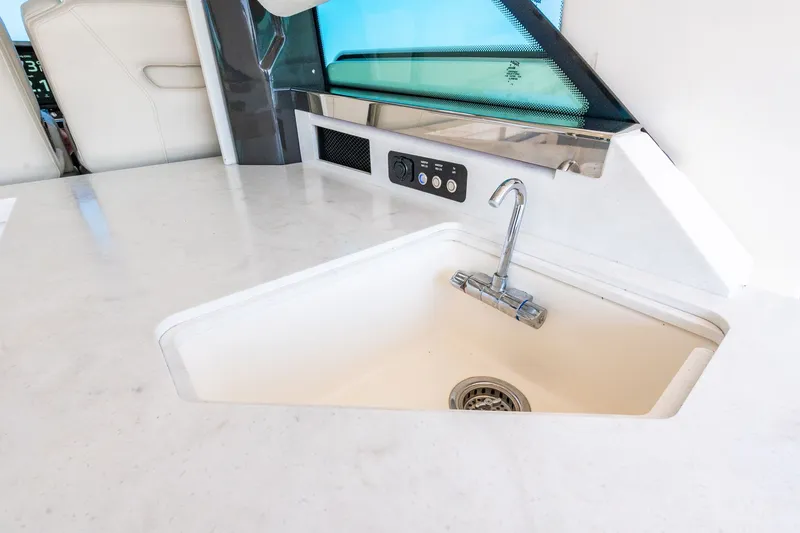 Slide: The Image of Tiara 48 LS 2022 - 40