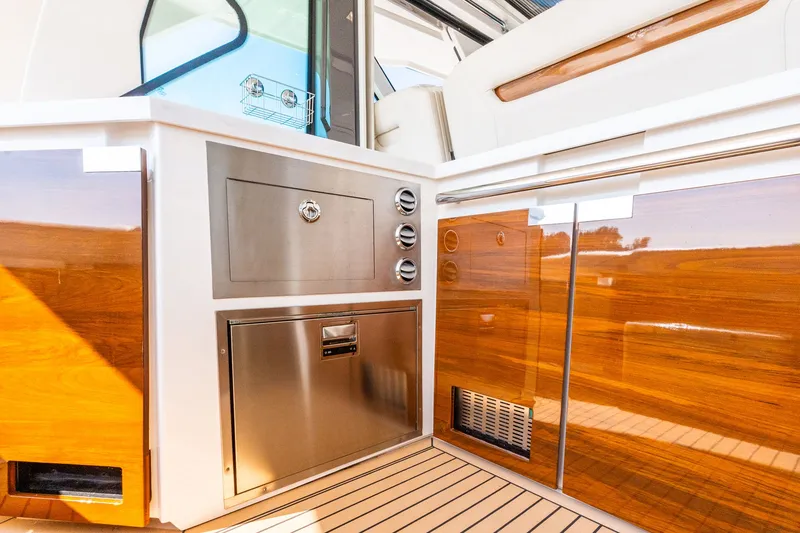 Slide: The Image of Tiara 48 LS 2022 - 41