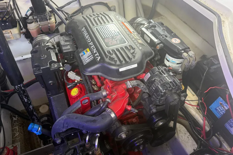 Slide: The Image of Volvo Penta engine in a 2006 Four Winns 318 Vista boat, detailed view. - 32