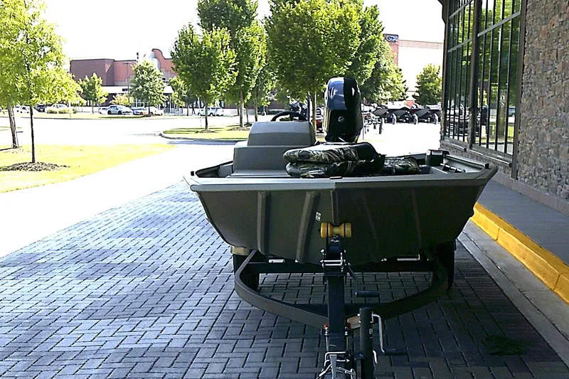 Slide: The Image of Tracker Grizzly 1754 SC 2026 - 2