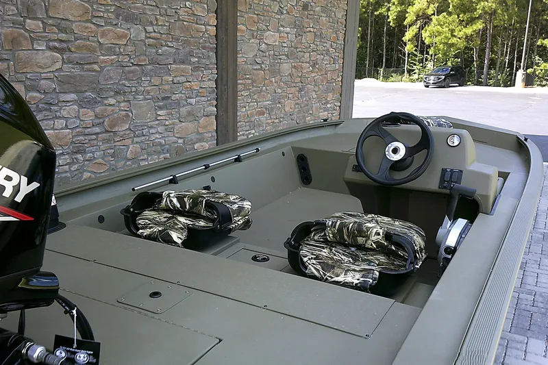 Slide: The Image of Tracker Grizzly 1754 SC 2026 - 3