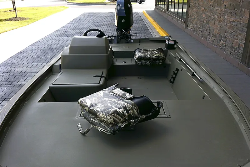 Slide: The Image of Tracker Grizzly 1754 SC 2026 - 5