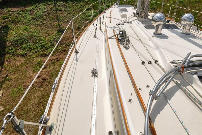 Slide: The Image of Deck view of 1984 Sabre 38 MKI sailboat, showcasing rigging and fittings. - 25
