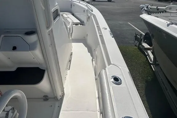 Slide: The Image of 2008 Everglades 290 CC boat interior, featuring spacious white deck and seating area. - 24