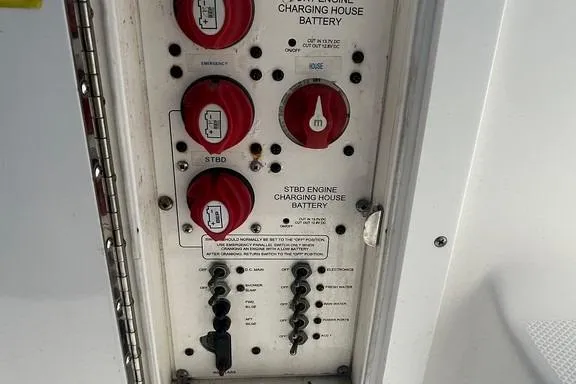 Slide: The Image of Control panel of a 2008 Everglades 290 CC boat with battery switches and indicators. - 32