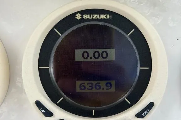 Slide: The Image of Suzuki gauge display on 2008 Everglades 290 CC boat, showing 636.9 hours. - 36