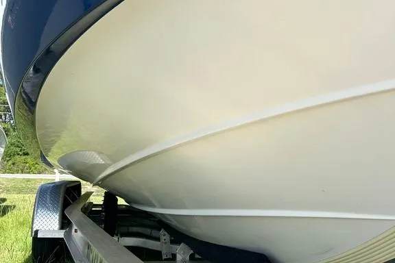 Slide: The Image of 2008 Everglades 290 CC boat on trailer, close-up view of hull. - 9