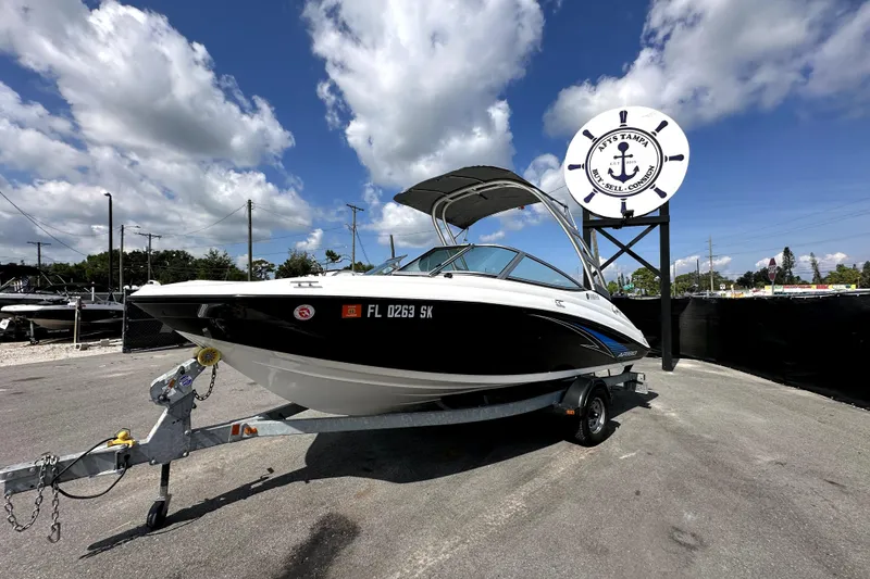 Slide: The Image of 2016 Yamaha Boats AR190 on trailer under blue sky at dealership. - 2