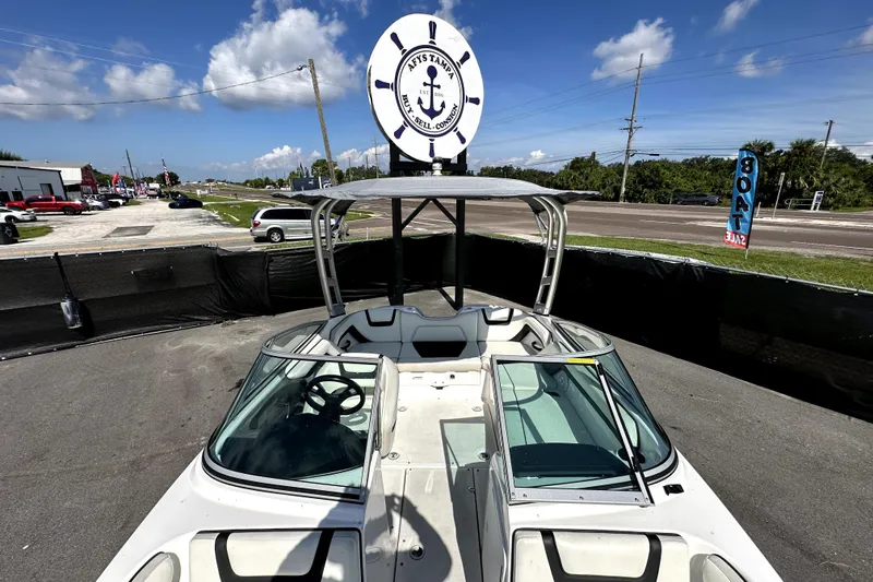 Slide: The Image of 2016 Yamaha Boats AR190 on display at a dealership under a clear blue sky. - 40