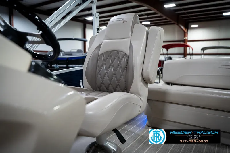 Slide: The Image of Throttle control of a 2016 Bennington 2375 RSB boat, featuring sleek design and functionality. - 45