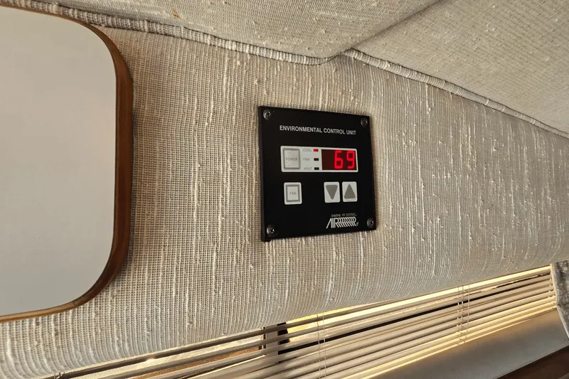 Slide: The Image of Sea Ray Sundancer 310 1991 - 23