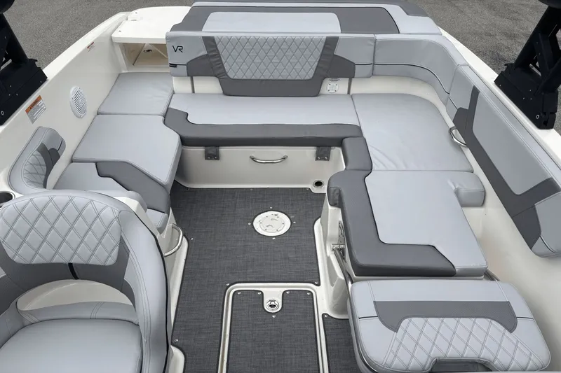 Slide: The Image of Bayliner VR 6 2023 - 10