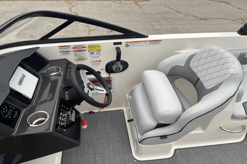 Slide: The Image of Bayliner VR 6 2023 - 12