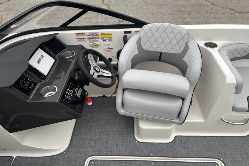 Slide: The Image of Bayliner VR 6 2023 - 14