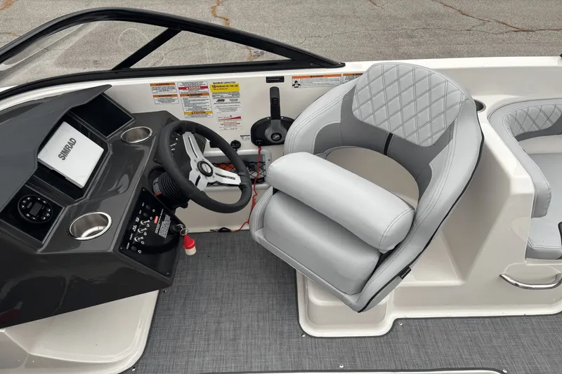 Slide: The Image of Bayliner VR 6 2023 - 15