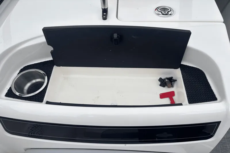 Slide: The Image of Bayliner VR 6 2023 - 17