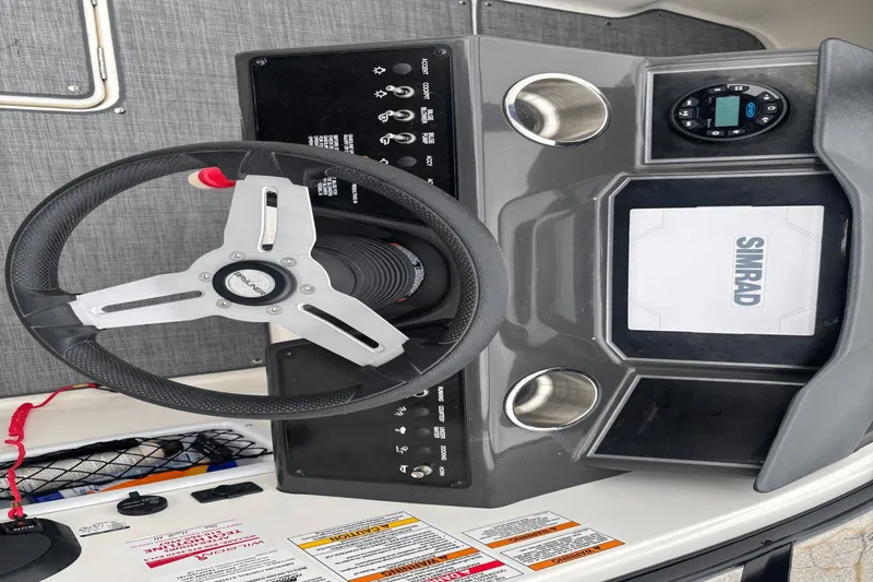 Slide: The Image of Bayliner VR 6 2023 - 20