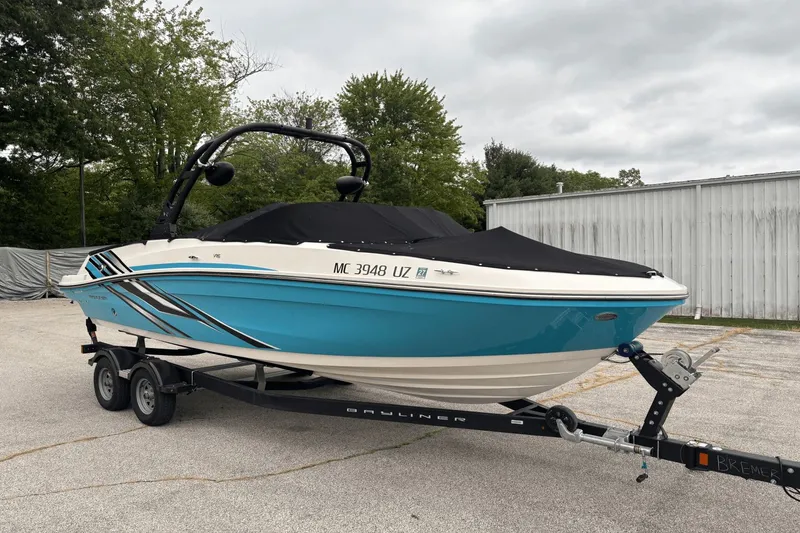 Slide: The Image of Bayliner VR 6 2023 - 4
