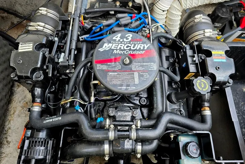 Slide: The Image of Engine of a 2005 Rinker 192 Captiva BR with Mercury MerCruiser 4.3L. - 9