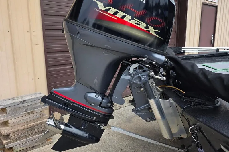 Slide: The Image of 2022 Xpress H18 Bass boat with Yamaha Vmax 115 SHO engine, side view. - 5