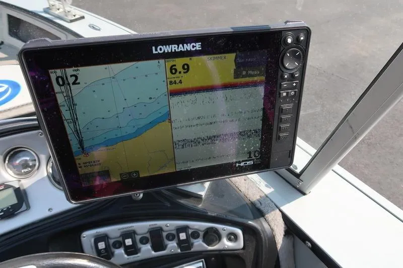Slide: The Image of Lowrance fishfinder on 2008 Starcraft STX PRO 2050 boat dashboard, displaying depth and map. - 18