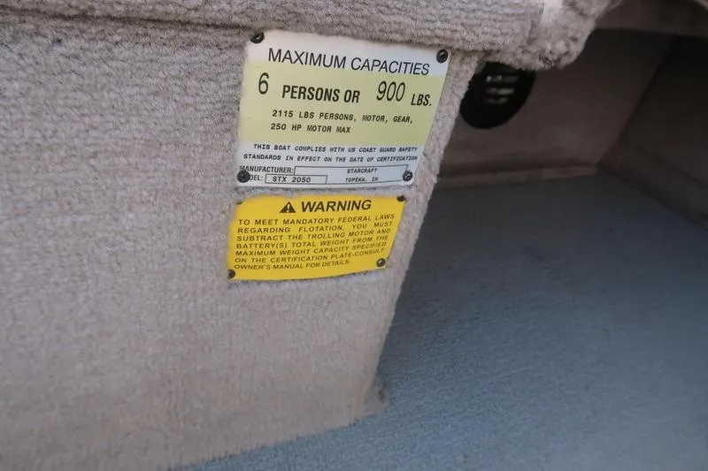 Slide: The Image of Capacity label on 2008 Starcraft STX PRO 2050 boat, max 6 people or 900 lbs. - 2
