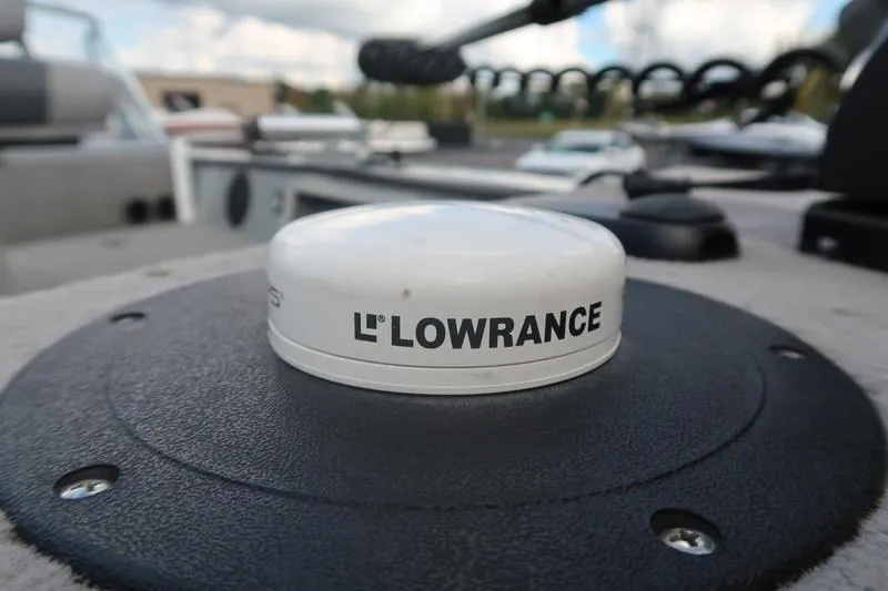 Slide: The Image of Lowrance device on 2008 Starcraft STX PRO 2050 boat deck, close-up view. - 51