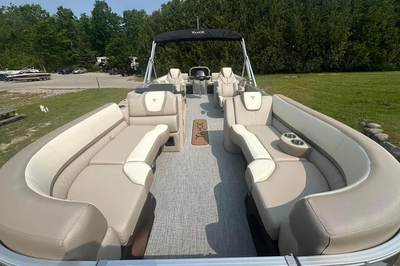 Slide: The Image of 2025 Tahoe 2585 pontoon boat with spacious seating and modern design. - 10