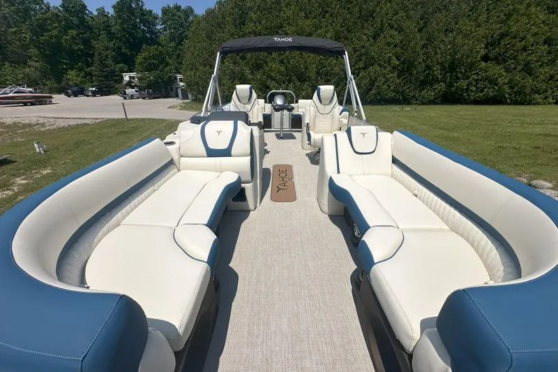 Slide: The Image of 2025 Tahoe 2585 pontoon boat with spacious seating and elegant design. - 28