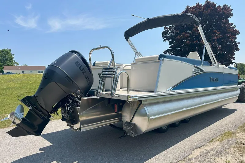 Slide: The Image of 2025 Tahoe 2585 pontoon boat with Suzuki outboard motor on a sunny day. - 4