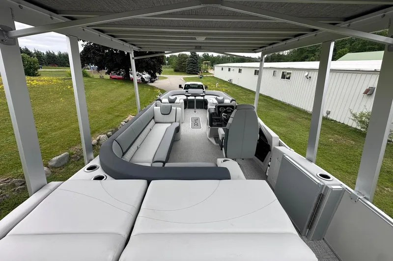 Slide: The Image of 2025 Tahoe 2585 pontoon boat with spacious seating and modern design. - 30