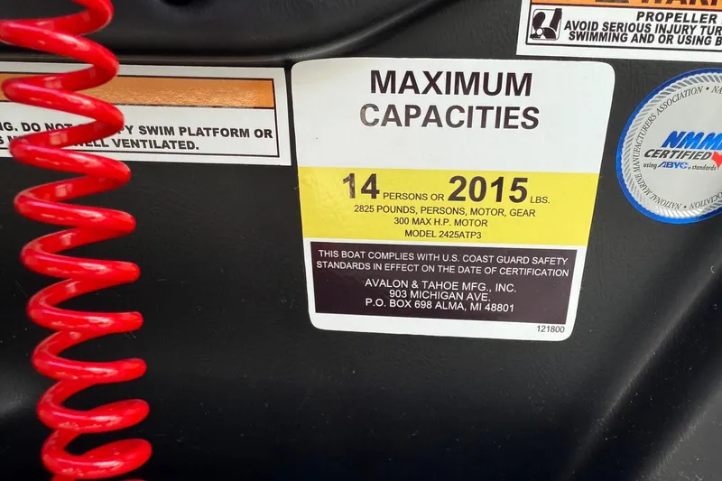 Slide: The Image of Label showing maximum capacities for a 2025 Tahoe 2585 boat, 14 persons or 2015 lbs. - 22