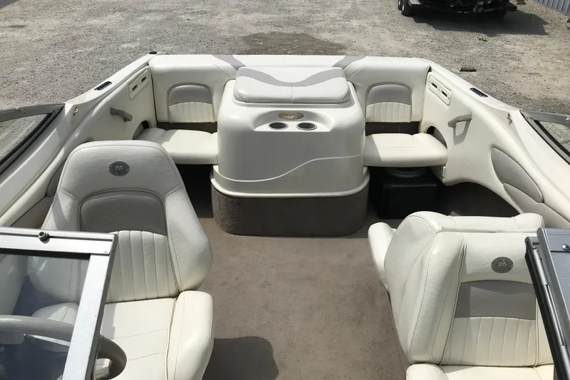 Slide: The Image of 2005 Stingray 195 LR boat interior with white seating and central console. - 13