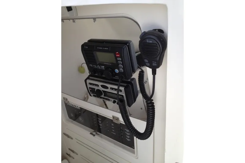 Slide: The Image of 2012 Jupiter 29 FS CC boat radio and control panel setup. - 19