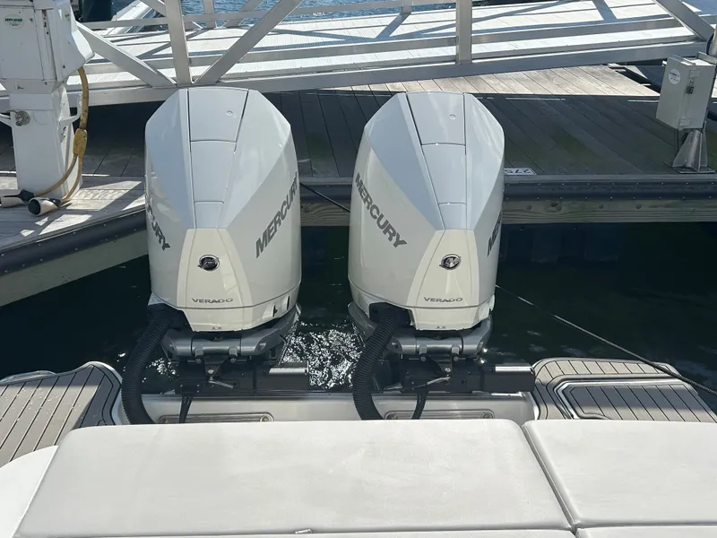 Slide: The Image of Sea Ray SDX 290 Outboard 2026 - 18