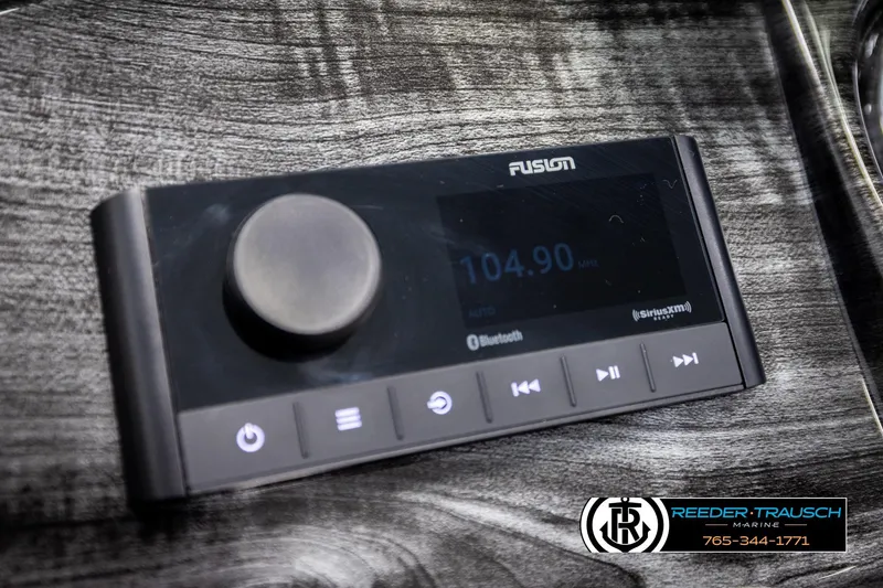Slide: The Image of Radio control panel in Avalon LSZ VRB 2026, featuring Bluetooth and SiriusXM capabilities. - 37