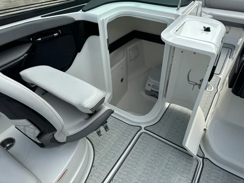 Slide: The Image of Sea Ray SLX 260 Outboard 2026 - 10