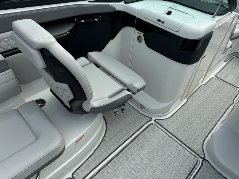 Slide: The Image of Sea Ray SLX 260 Outboard 2026 - 9