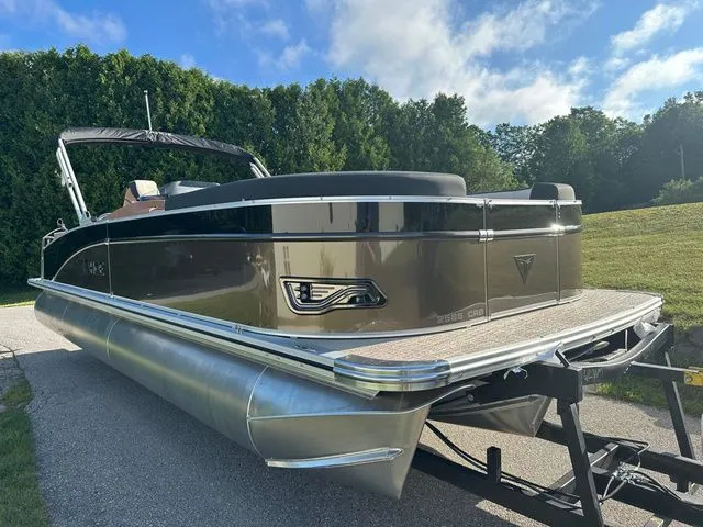 Slide: The Image of Tahoe 2585 CASCADE CRUISE REAR BENCH 2025 - 10