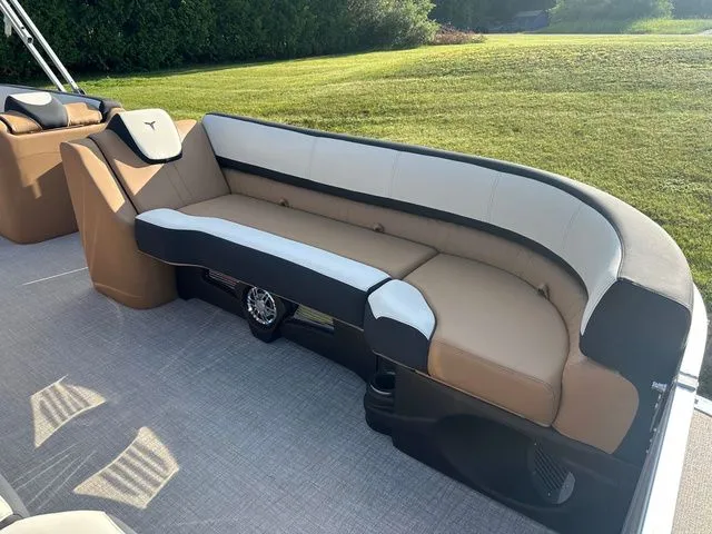 Slide: The Image of Tahoe 2585 CASCADE CRUISE REAR BENCH 2025 - 12