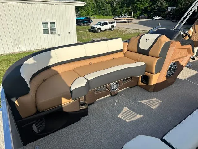 Slide: The Image of Tahoe 2585 CASCADE CRUISE REAR BENCH 2025 - 13