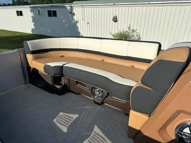 Slide: The Image of Tahoe 2585 CASCADE CRUISE REAR BENCH 2025 - 14