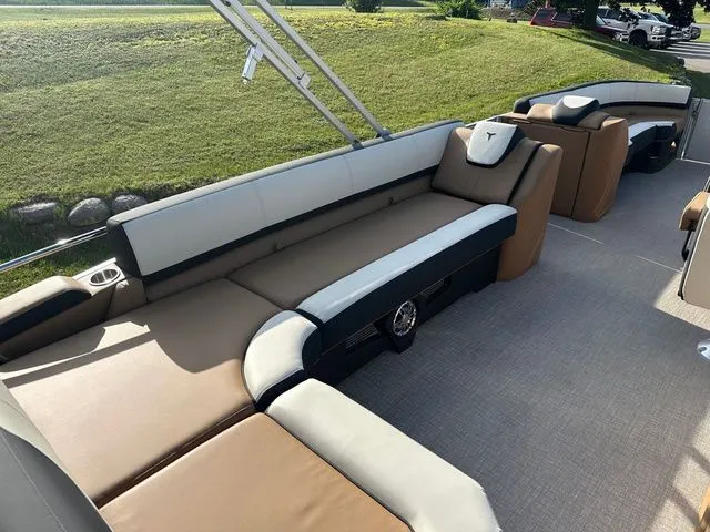 Slide: The Image of Tahoe 2585 CASCADE CRUISE REAR BENCH 2025 - 27