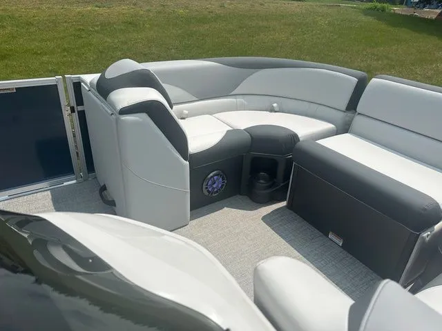 Slide: The Image of Tahoe 2185 LTZ Quad Lounger 2025 - 11