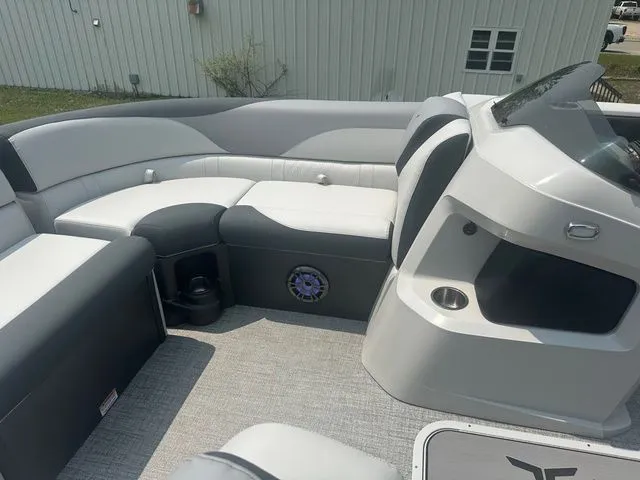 Slide: The Image of Tahoe 2185 LTZ Quad Lounger 2025 - 12